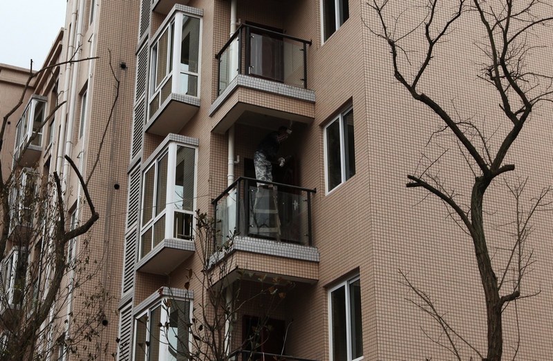 工人正在進(jìn)行室內(nèi)抹灰作業(yè)