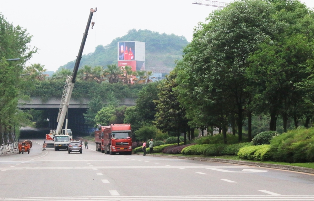 南湖公園西大門跨線橋封閉施工