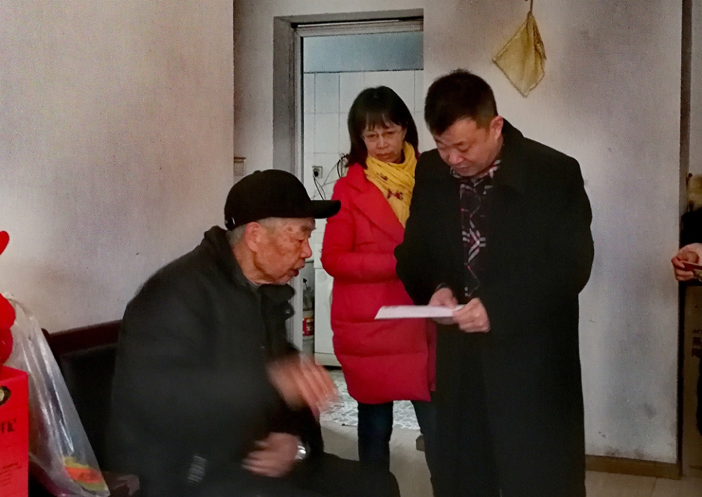 公司總經(jīng)理鄒陽到銀樺社區(qū)等地慰問困難群眾