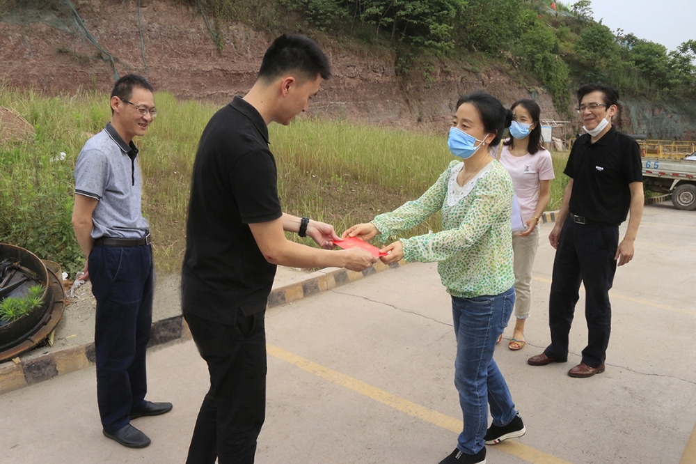 市總工會嚴(yán)主任一行到公司慰問市勞模林宇峰