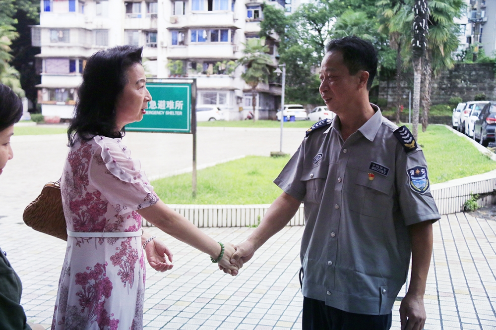 公司領(lǐng)導(dǎo)“七一”節(jié)前慰問公司困難黨員