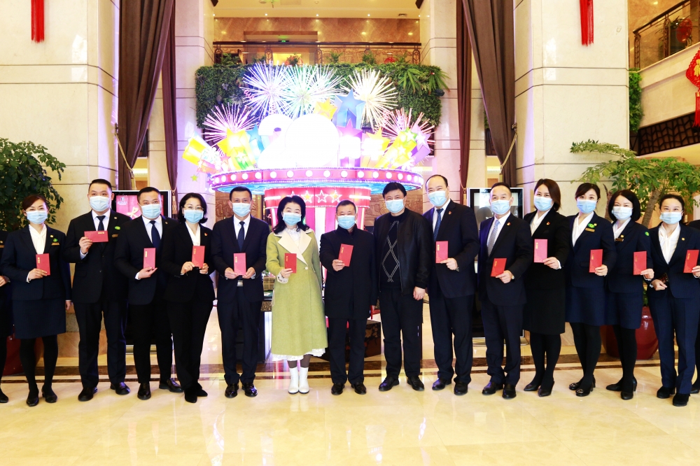 公司領(lǐng)導(dǎo)大年初一到基層慰問一線員工并檢查春節(jié)疫情防控等工作